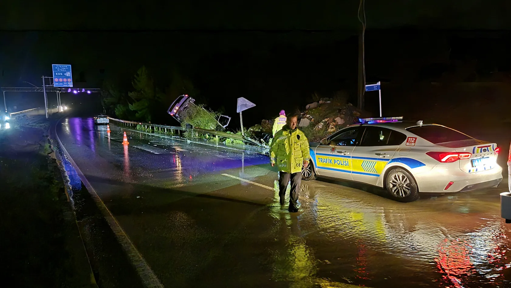 Bodrum'da zincirleme trafik kazası: Karayolu savaş alanına döndü 3 yaralı