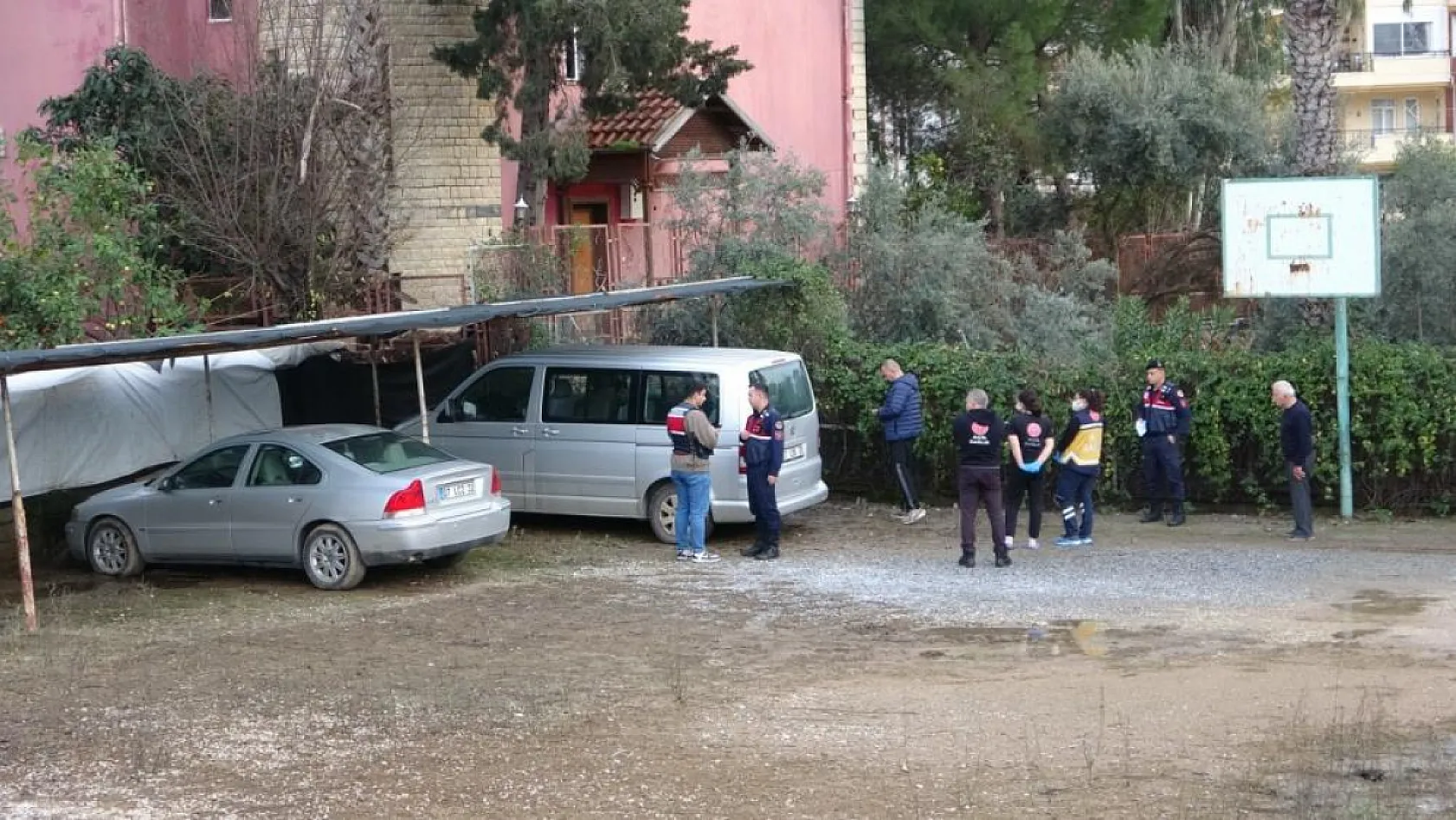 Otelin otoparkında bir kişi başından vurulmuş halde bulundu