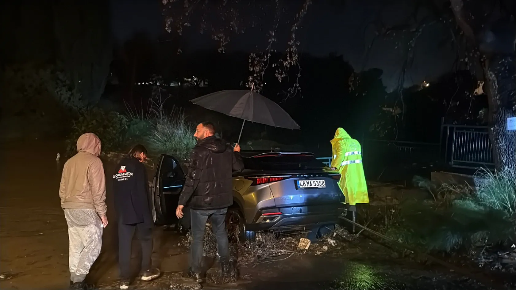 Bodrum'u sağanak vurdu: Araç sürüklendi, evleri su bastı