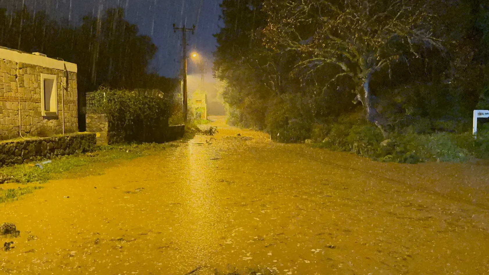 Bodrum'u sağanak vurdu: Araç sürüklendi, evleri su bastı