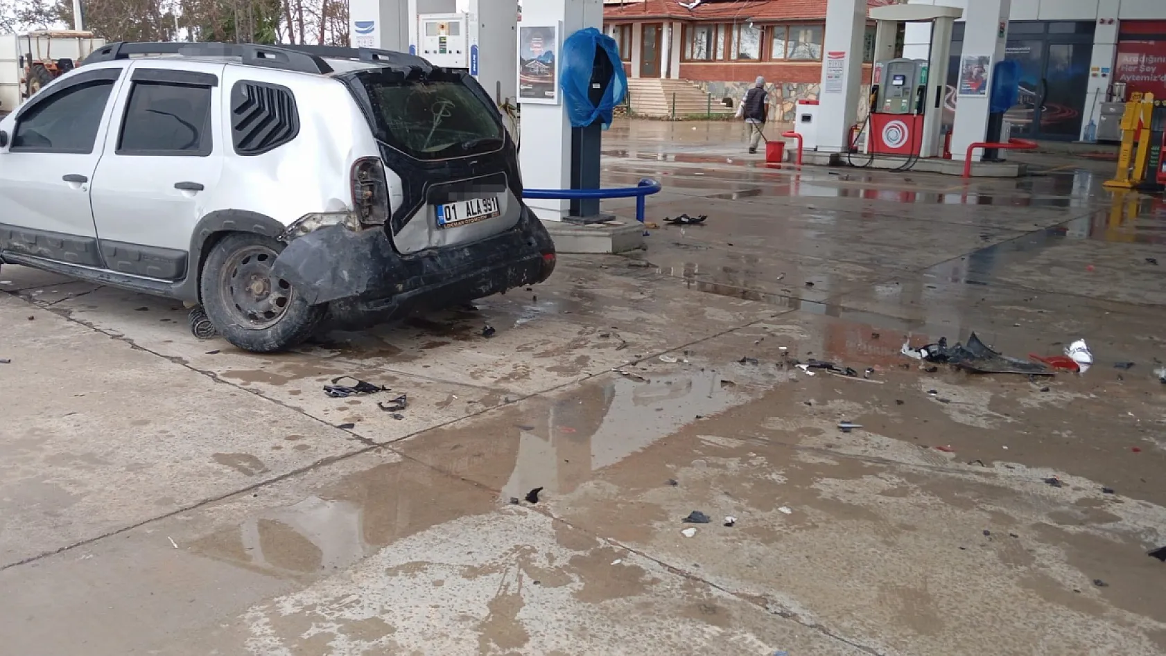 Otomobil akaryakıt istasyonuna daldı, facianın eşiğinden dönüldü