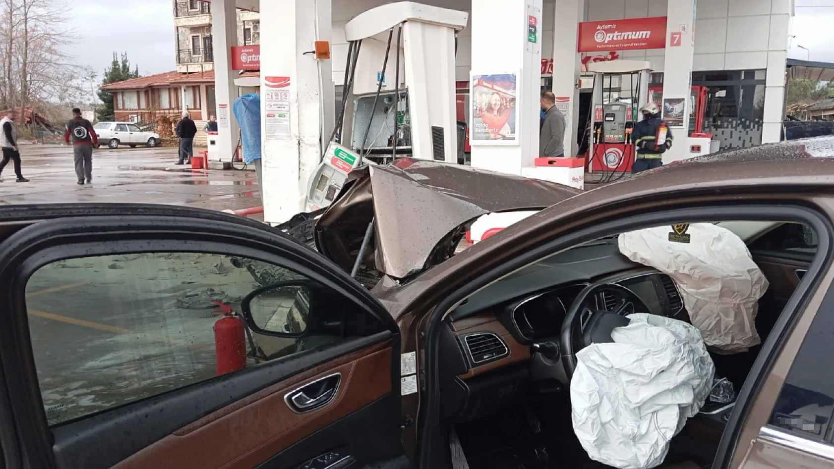 Otomobil akaryakıt istasyonuna daldı, facianın eşiğinden dönüldü