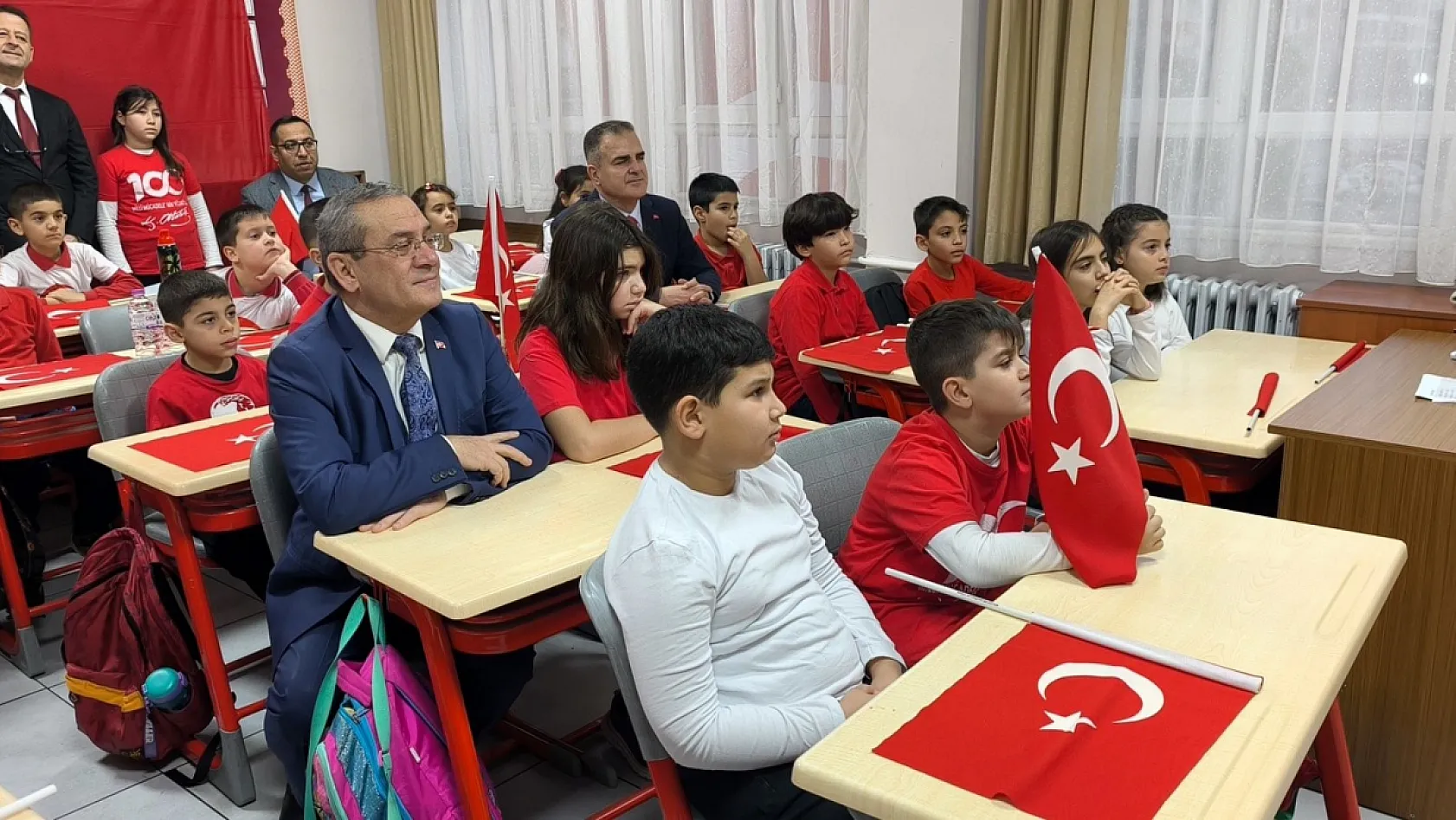 Muğla'da ikinci dönemin ilk dersinin konusu 'Bayrak'