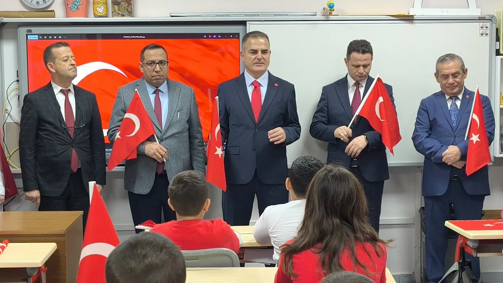 Muğla'da ikinci dönemin ilk dersinin konusu 'Bayrak'