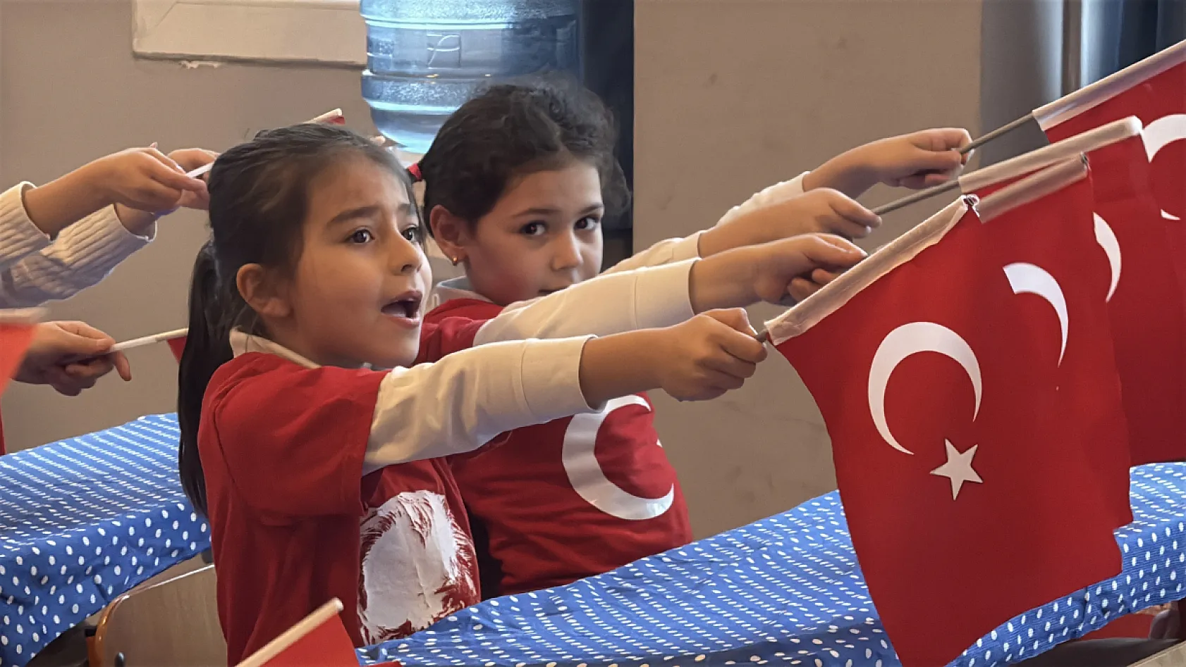 Bodrum'da öğrenciler kırmızı beyaz ay yıldızlı kıyafetlerle eğitime başladı