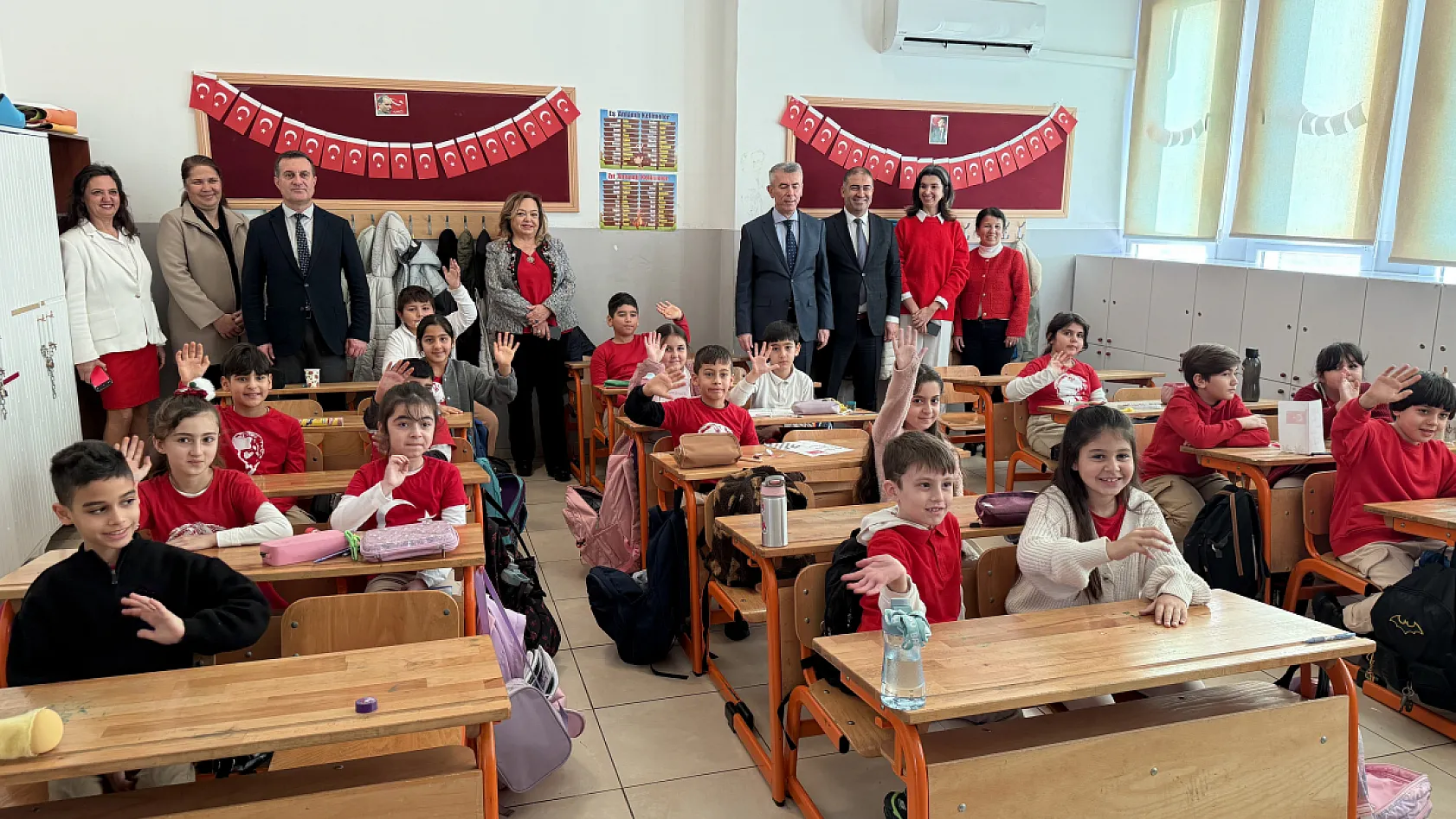 Bodrum'da öğrenciler kırmızı beyaz ay yıldızlı kıyafetlerle eğitime başladı
