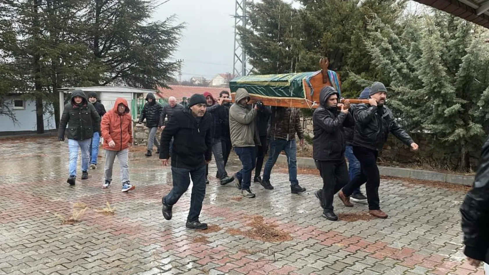 Aile ziyareti dönüşünde kazada ölen anne ve kızı yan yana defnedildi