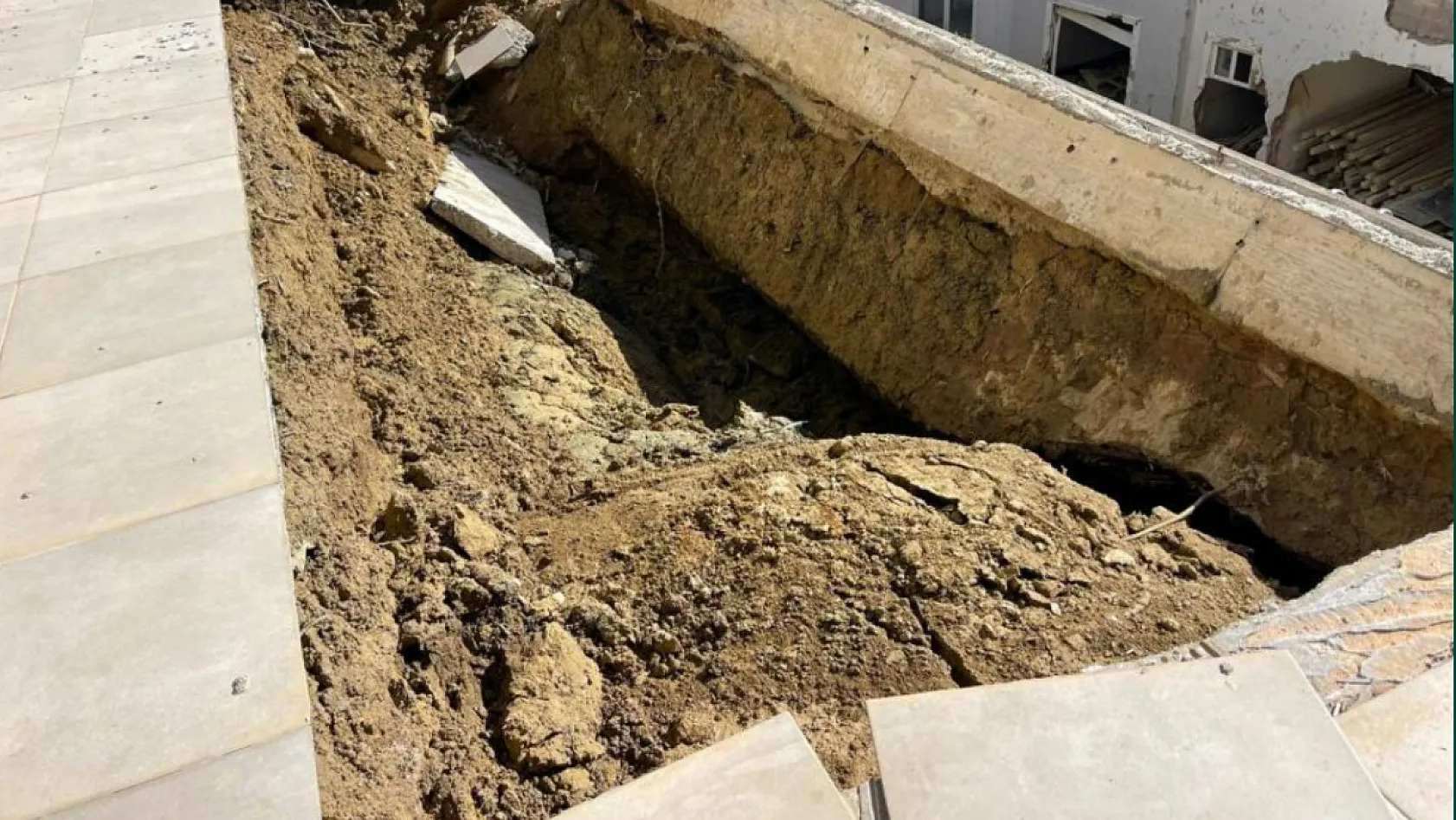 Sağanak sonrası apartman bahçesindeki havuz çöktü, 7 katlı apartman tahliye edildi