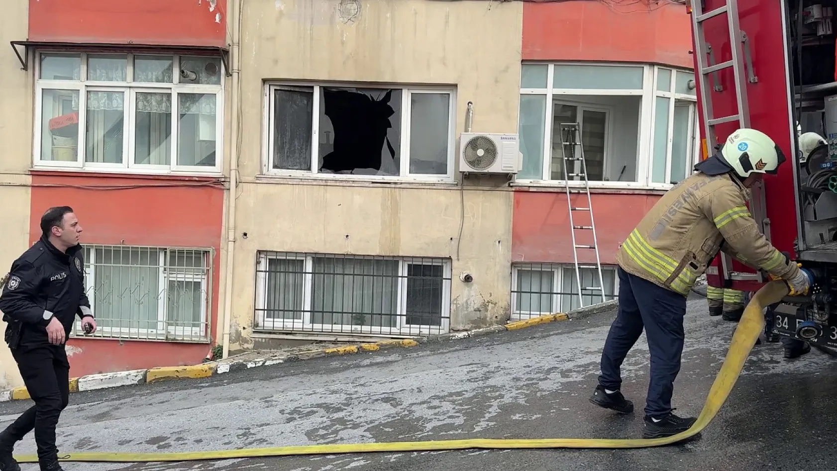 Yangında ölen kedisinin başında sinir krizi geçirdi