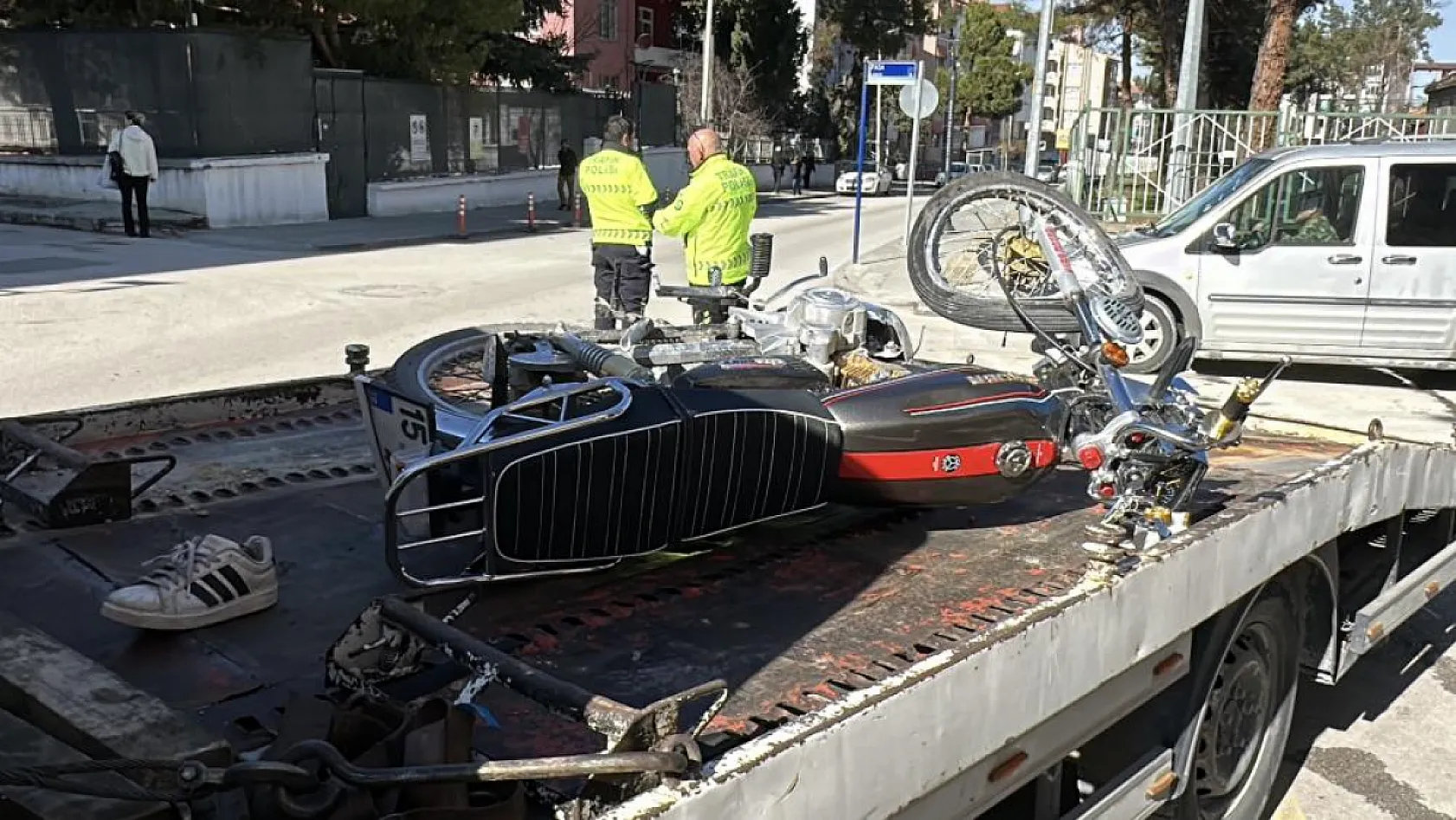 Motosiklet kavşağa kontrolsüz girerek otomobile çarptı: 1'i ağır 2 yaralı