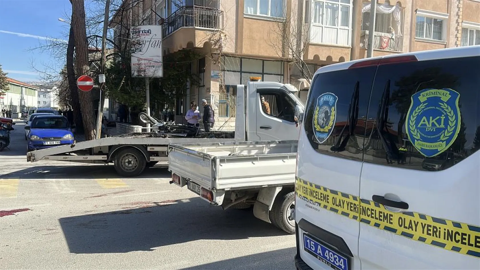 Motosiklet kavşağa kontrolsüz girerek otomobile çarptı: 1'i ağır 2 yaralı