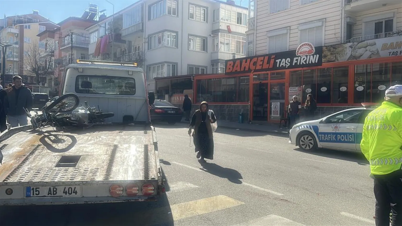 Motosiklet kavşağa kontrolsüz girerek otomobile çarptı: 1'i ağır 2 yaralı