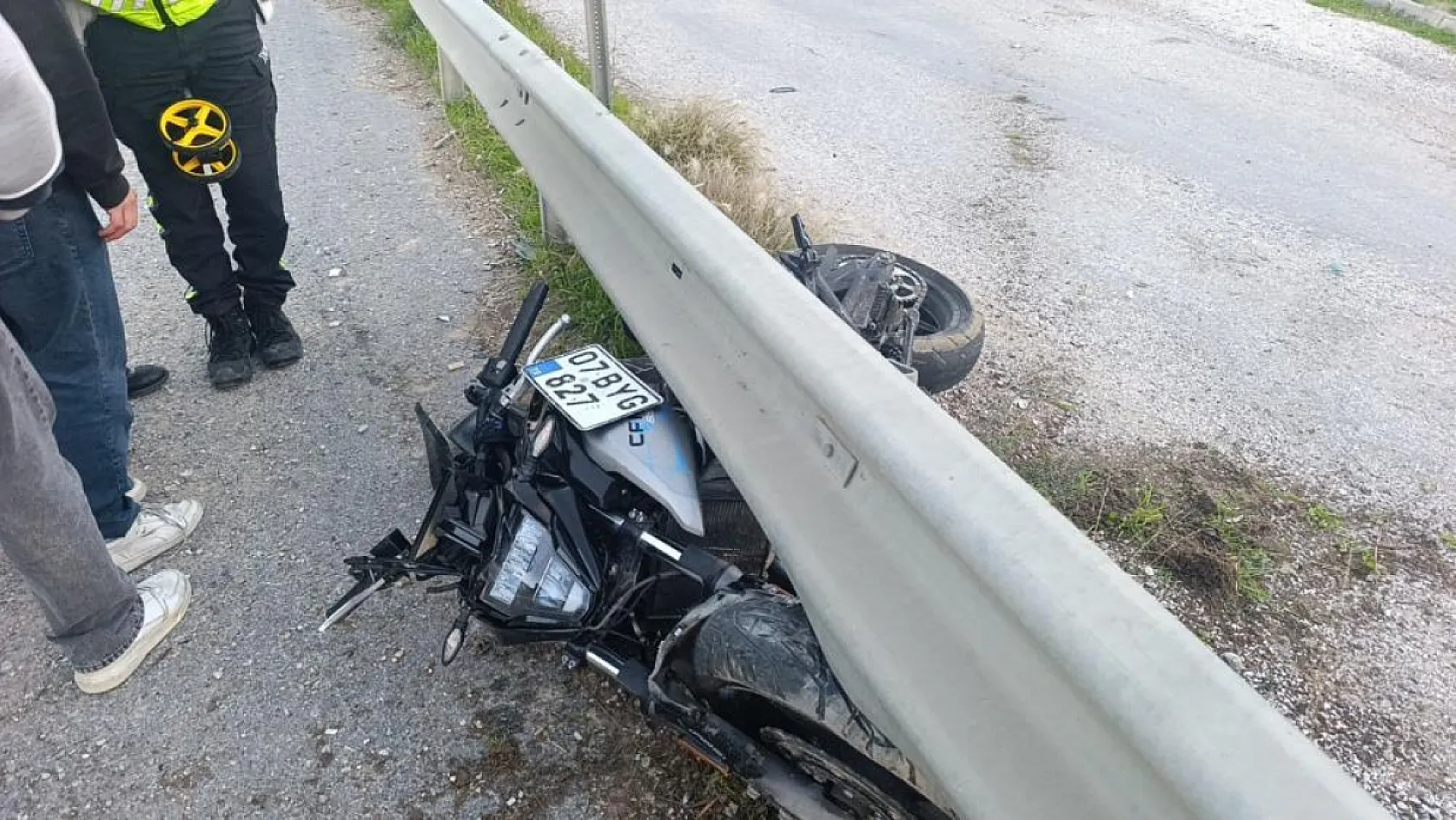 Kazaya müdahale trafik ekibinin uygulama yaptığını sandı, ters istikametten kaçarken kaza yaptı