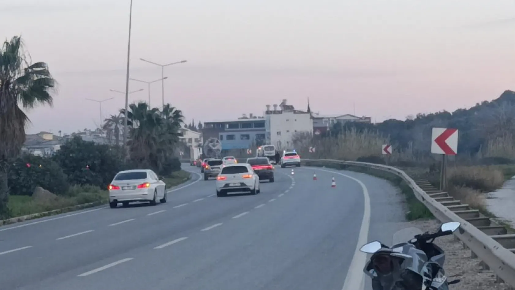 Kazaya müdahale trafik ekibinin uygulama yaptığını sandı, ters istikametten kaçarken kaza yaptı