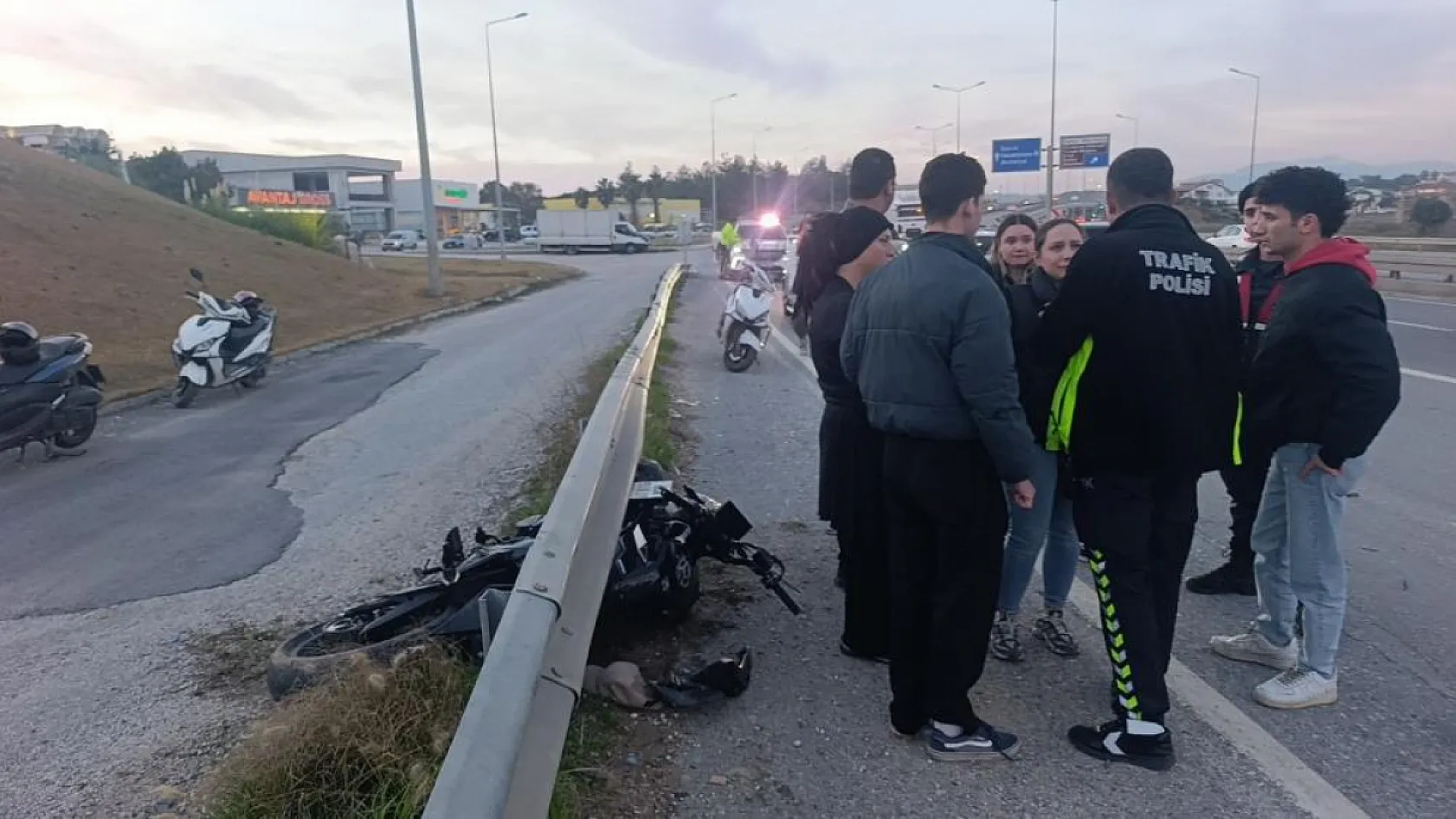 Kazaya müdahale trafik ekibinin uygulama yaptığını sandı, ters istikametten kaçarken kaza yaptı
