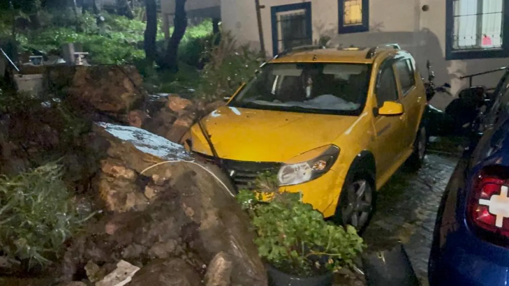 Bodrum sağanak yağışa teslim oldu: Yollar göle döndü, evleri su bastı
