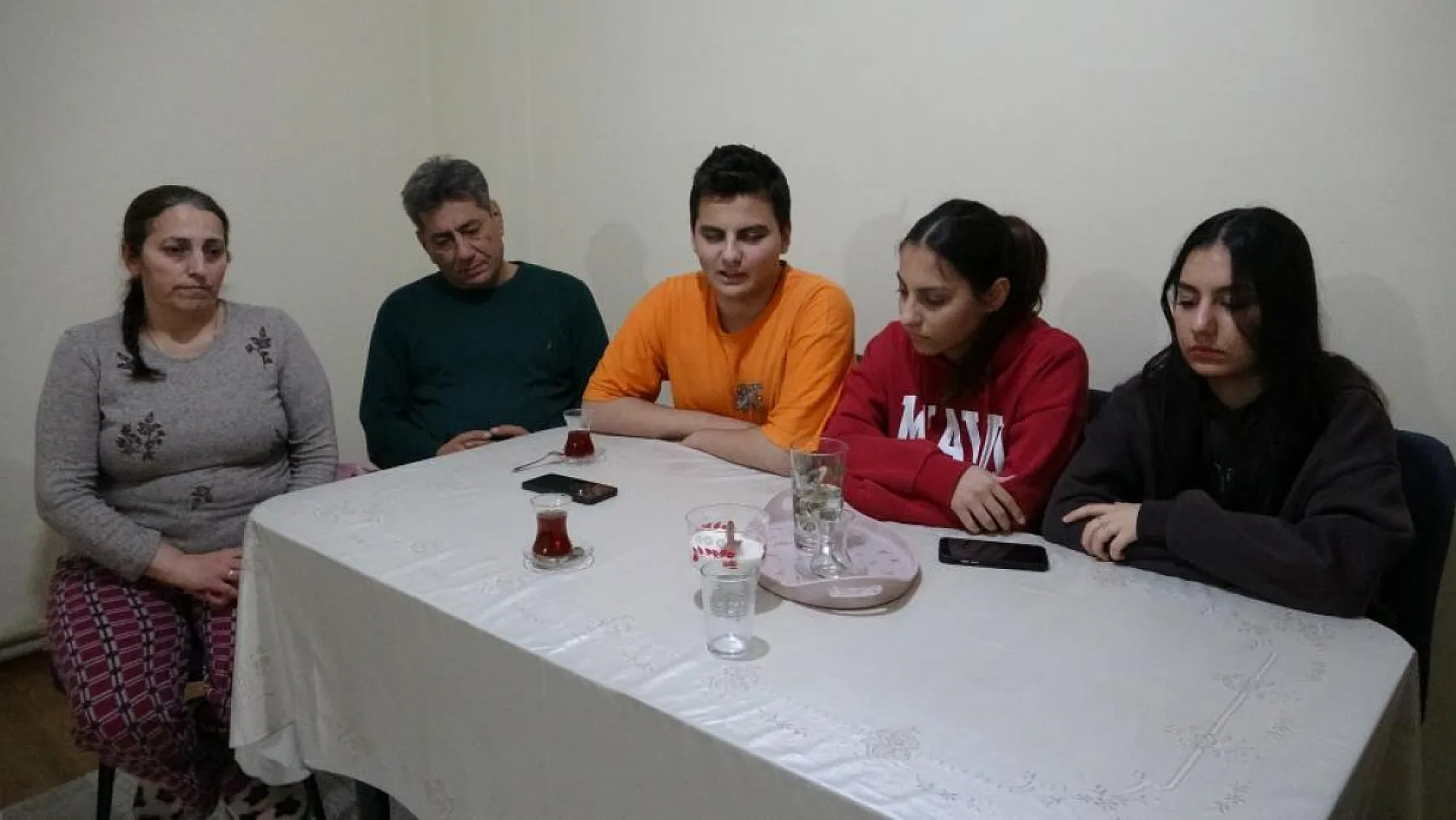 Depremde Ailesini Enkazdan Çıkardı: Acıyı Gözyaşlarıyla Anlattı