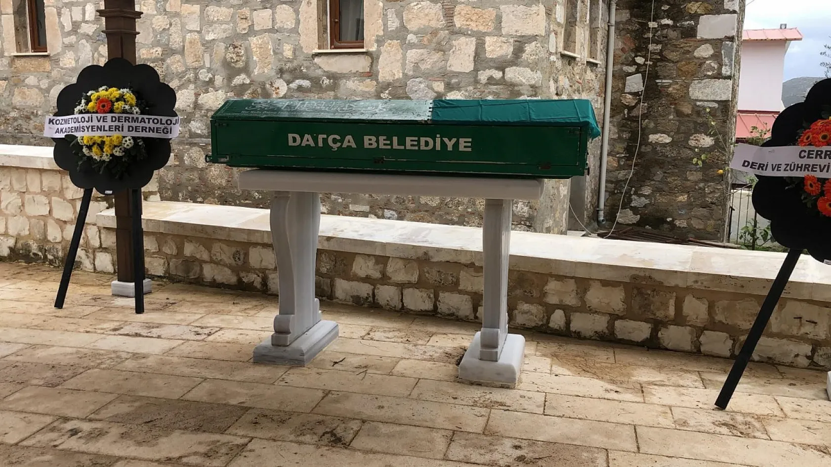Evinde ölü bulunan Datçalı doktor toprağa verildi