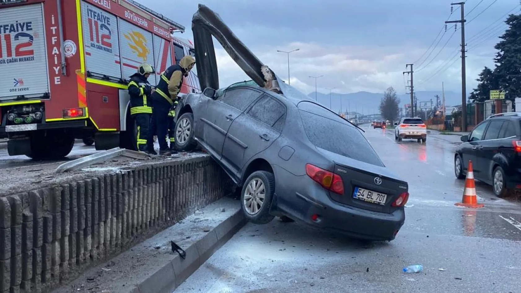 Korkutan kaza: Otomobil bariyerlere ok gibi saplandı