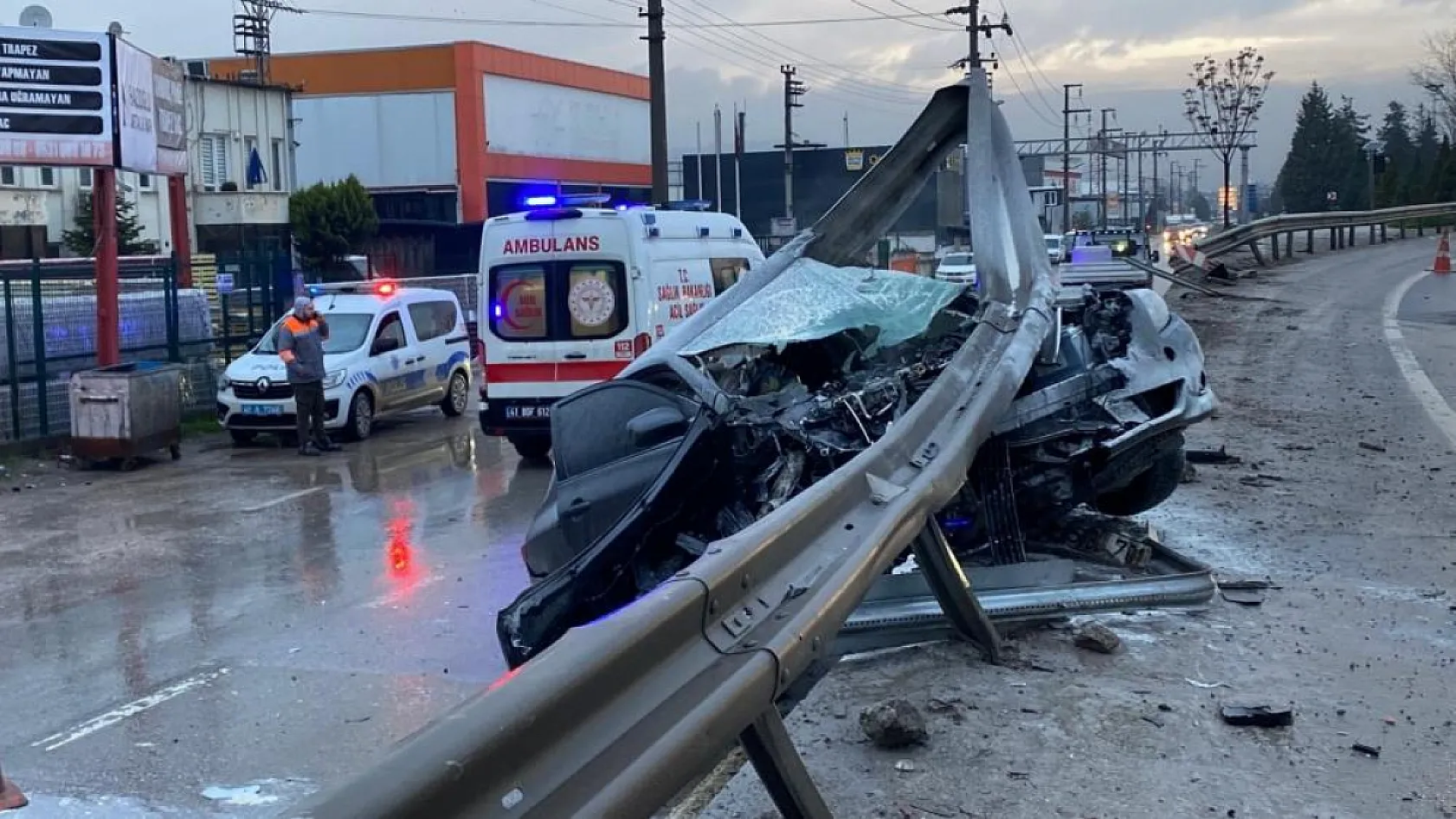 Korkutan kaza: Otomobil bariyerlere ok gibi saplandı