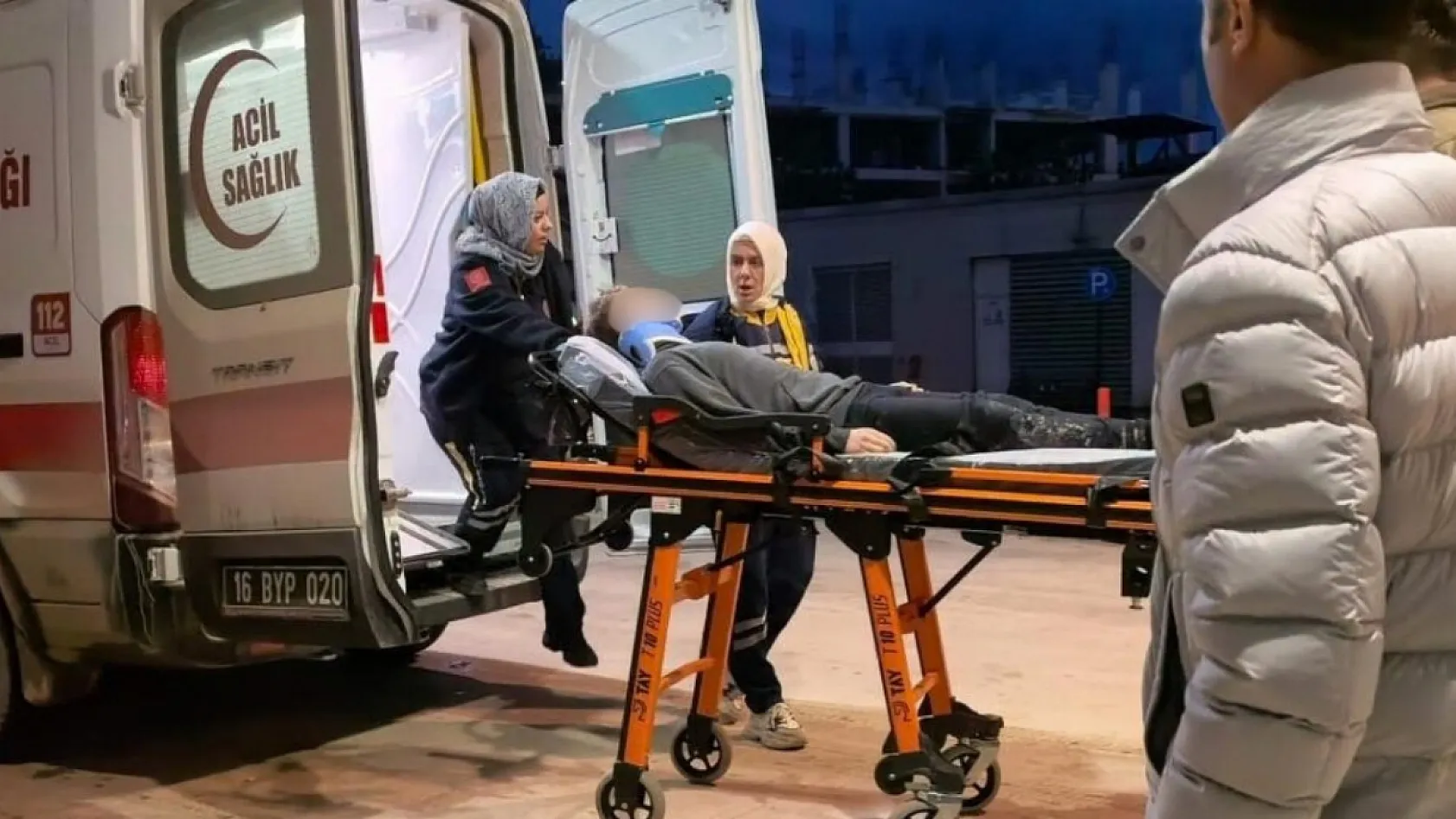 14 yaşındaki ehliyetsiz sürücü park halindeki araçlara çarptı: 4 gencin durumu kritik