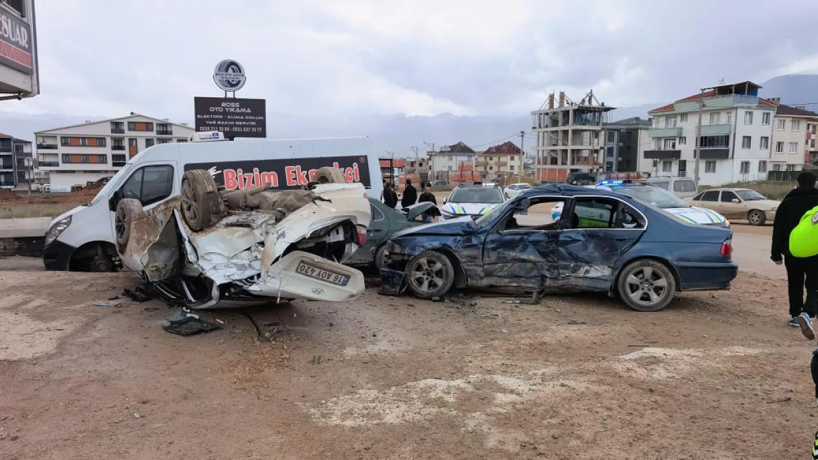14 yaşındaki ehliyetsiz sürücü park halindeki araçlara çarptı: 4 gencin durumu kritik