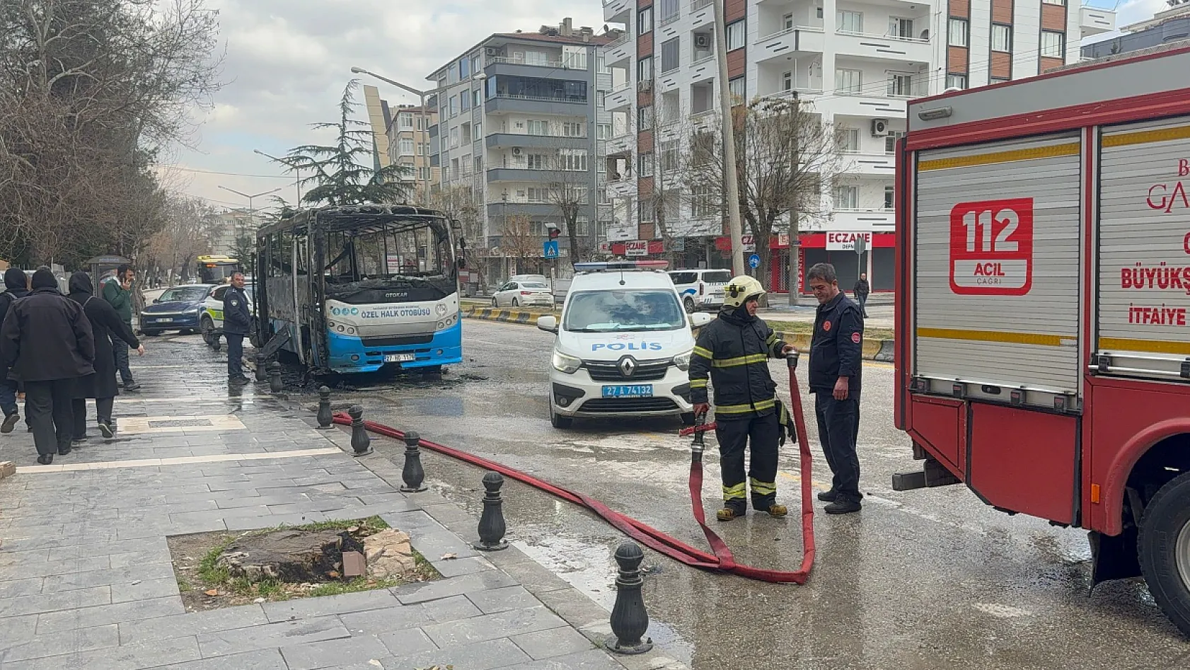 Seyir halindeyken alev alan halk otobüsü küle döndü