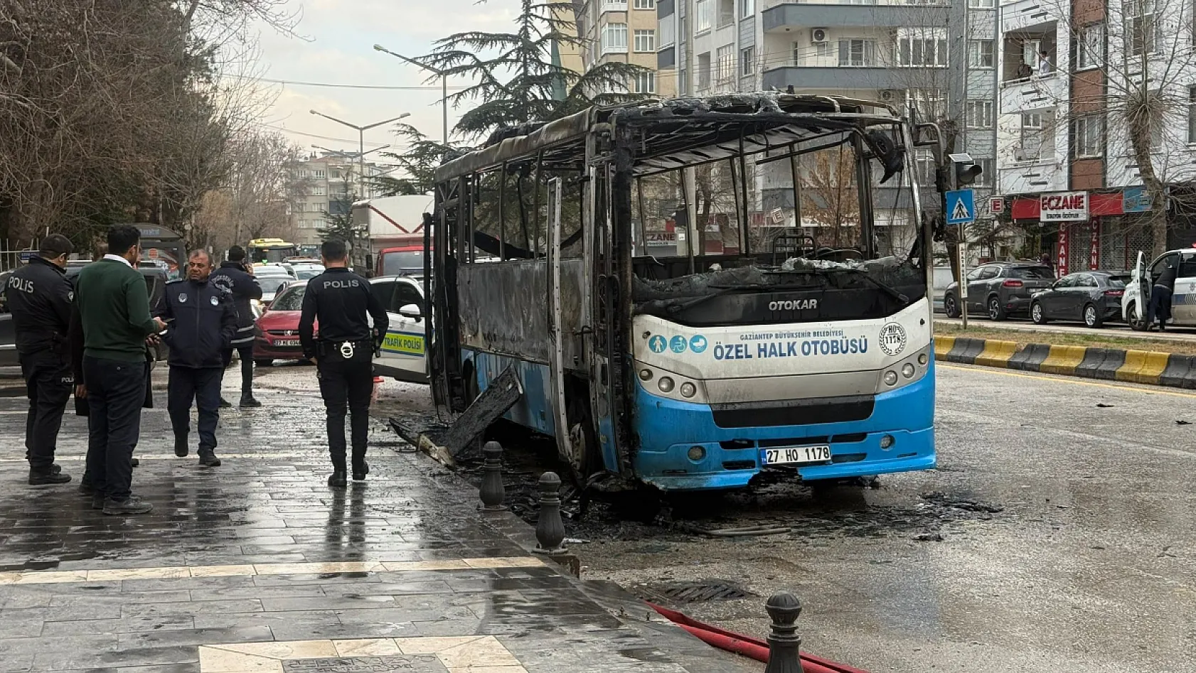 Seyir halindeyken alev alan halk otobüsü küle döndü