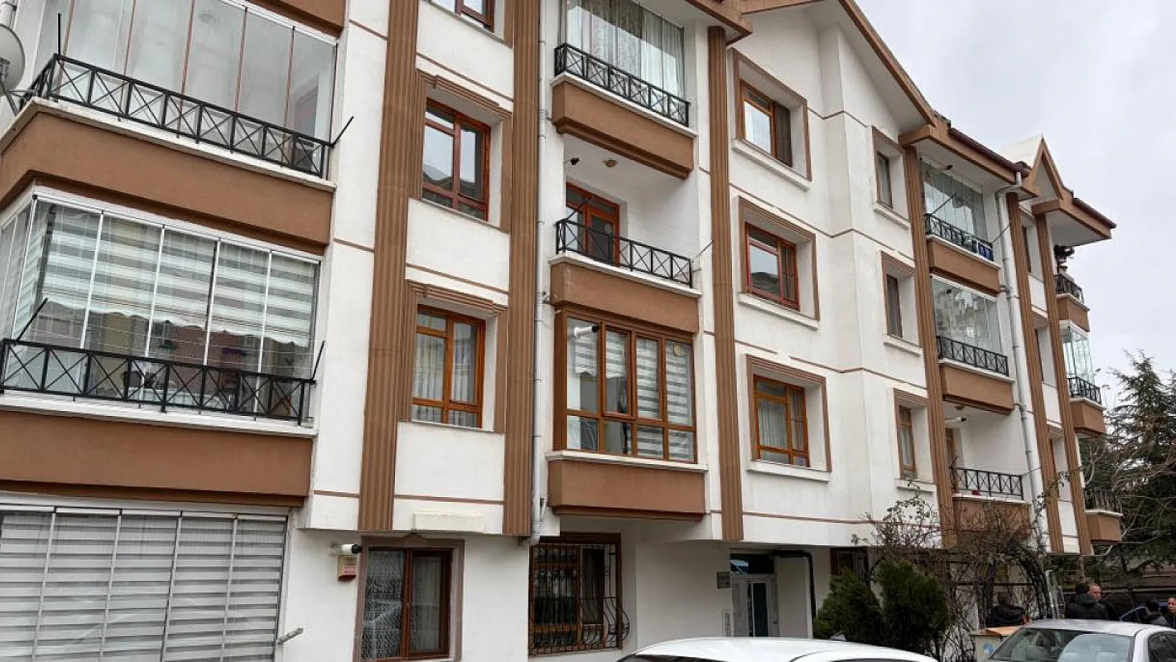 Cinnet geçiren koca, eşini kızını ve annesini öldürdü