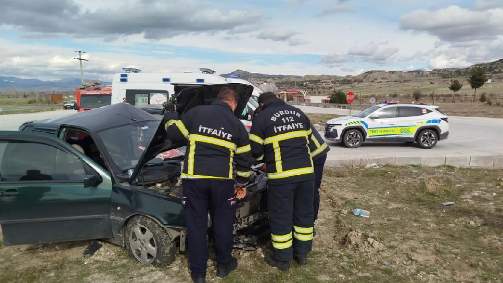 Burdur Fethiye Karayolu'nda pikap ile otomobil çarpıştı: 3 yaralı