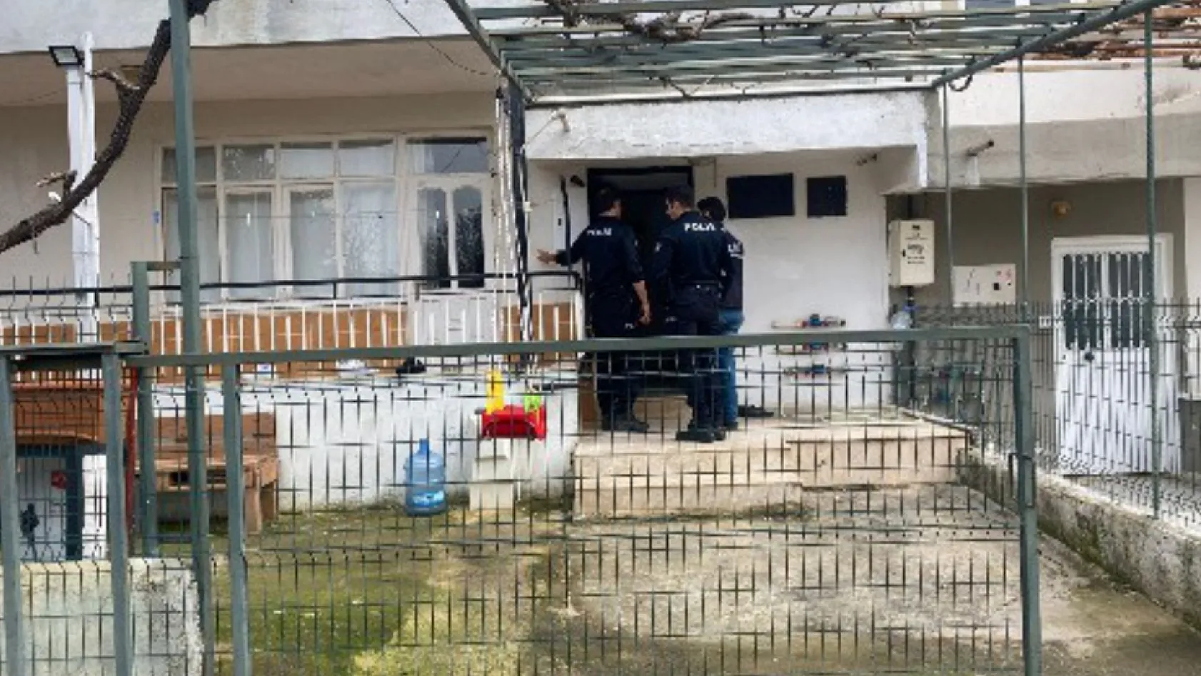 Doğal gaz kombisinden sızan karbonmonoksit gazından anne ve oğlu zehirlendi