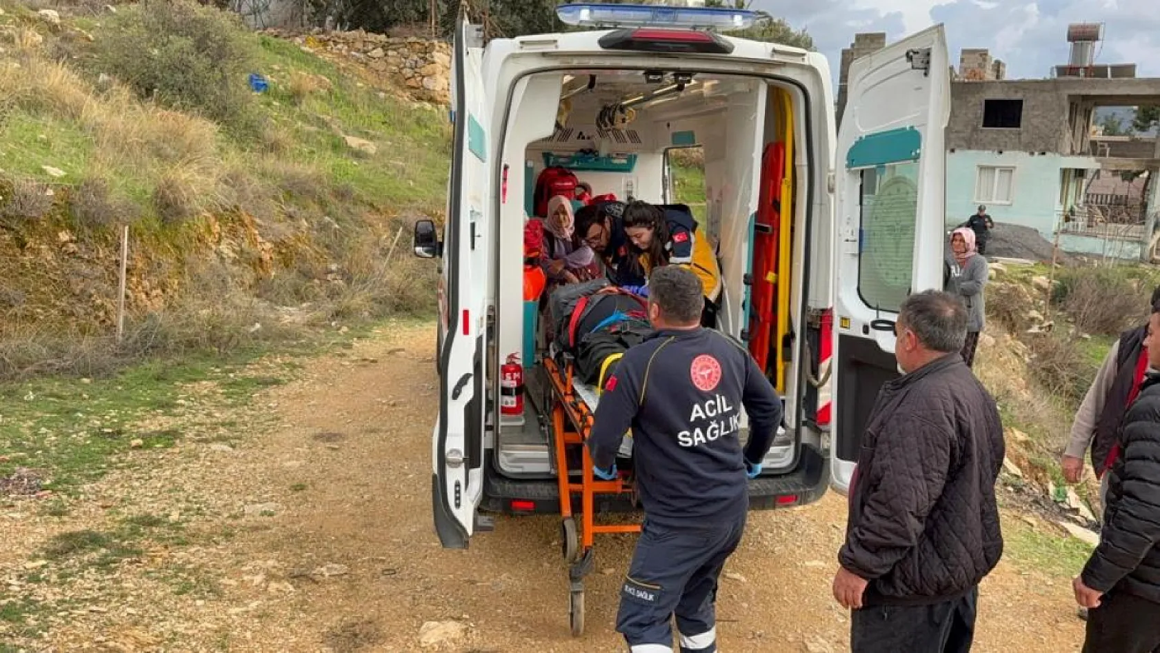 Motosiklet uçuruma yuvarlandı: 2 yaralı