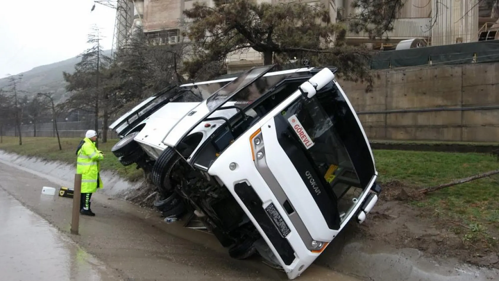 Isparta-Burdur Karayolu'nda askeri nakil minibüsü devrildi: 11 yaralı
