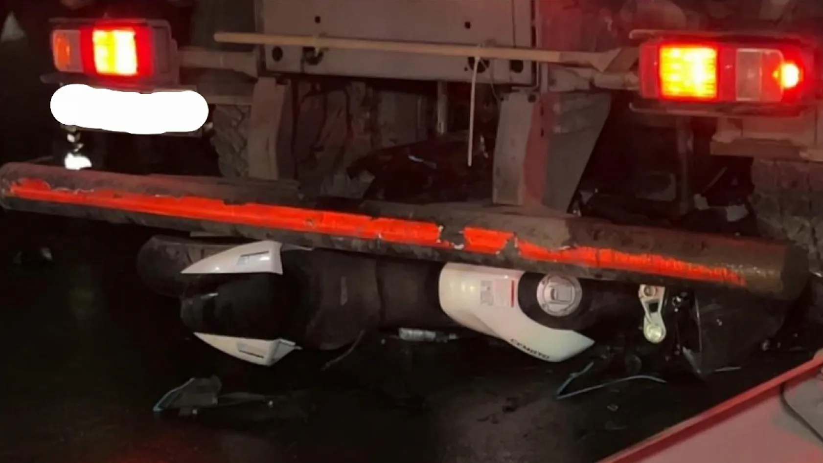 Seyir halindeki motosiklet, temizlik aracının altına girdi: 2 ölü