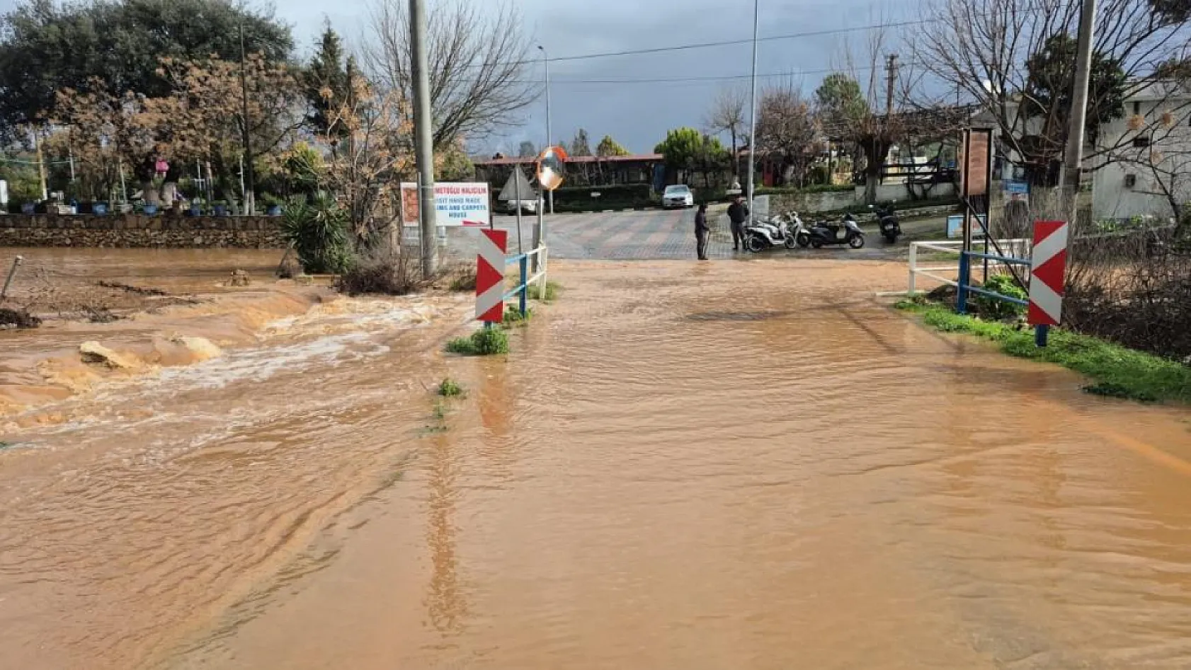 Bodrum'da sağanak yağış etkili oldu, iş yerlerini su bastı
