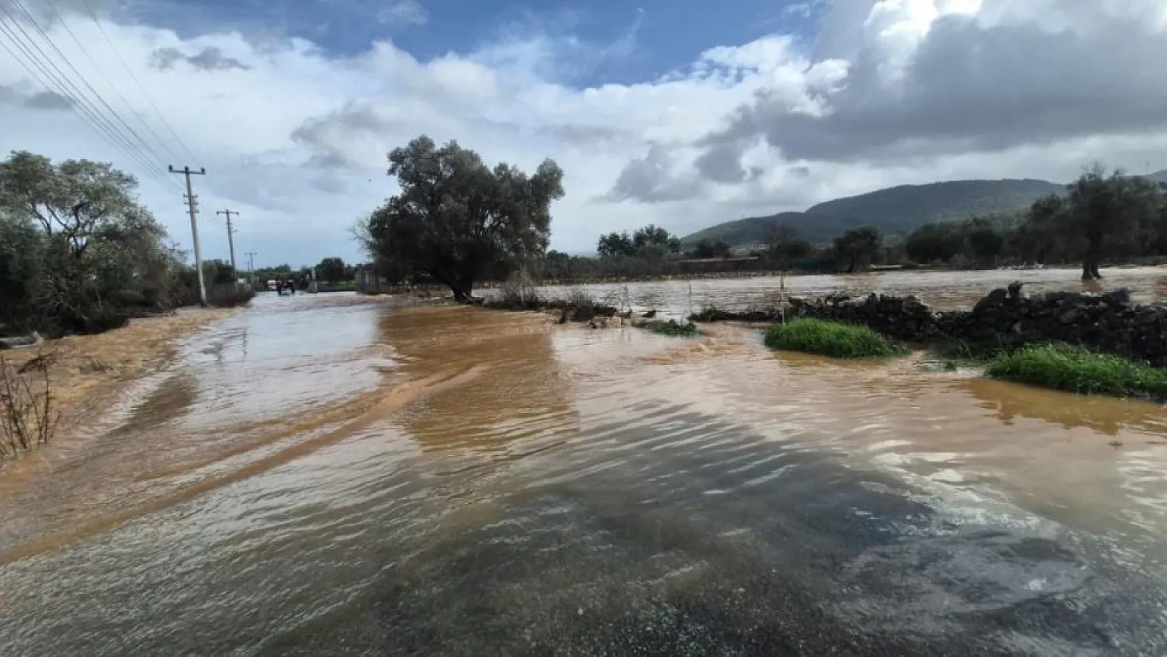 Bodrum'da sağanak yağış etkili oldu, iş yerlerini su bastı