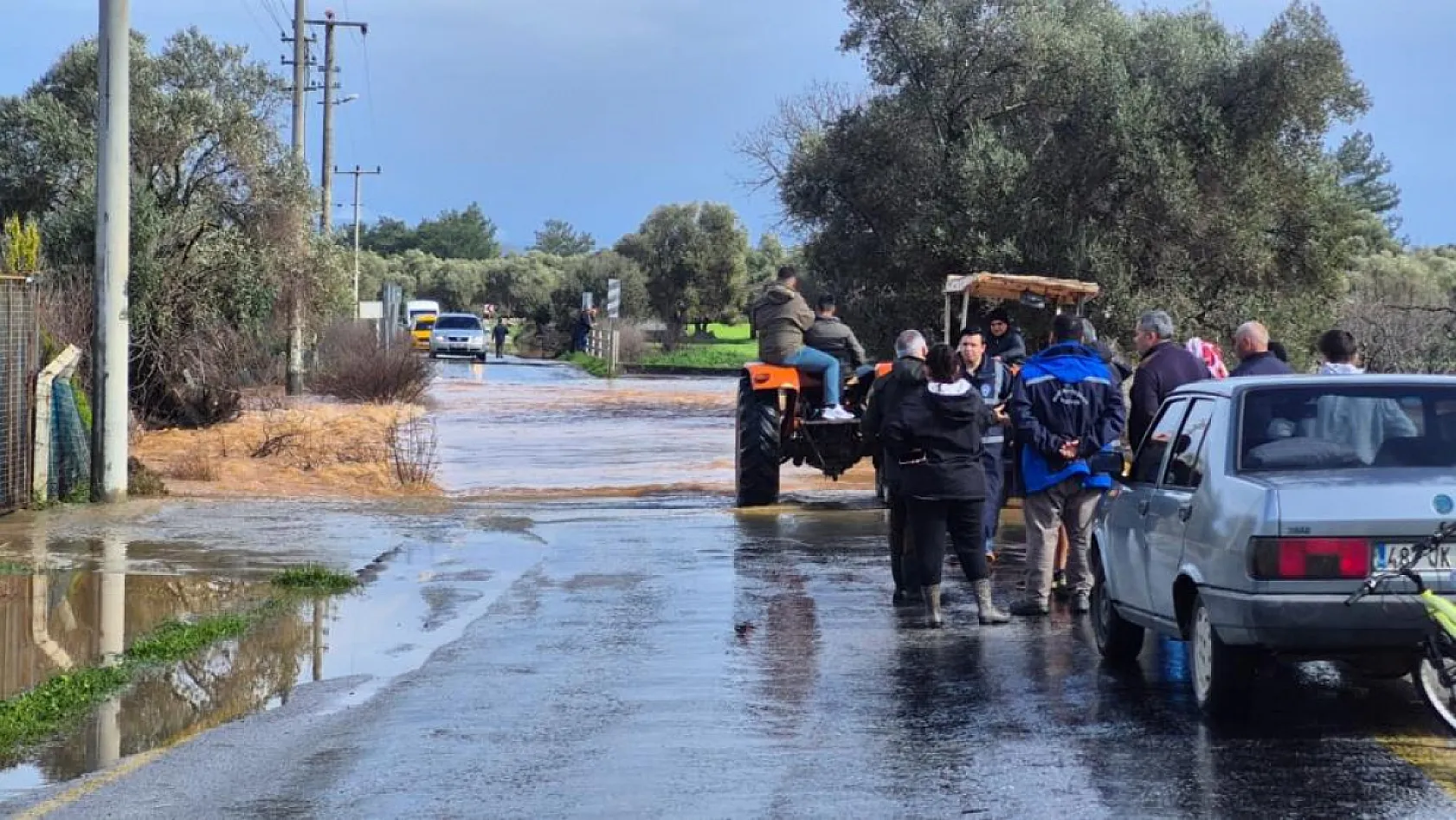Bodrum'da sağanak yağış etkili oldu, iş yerlerini su bastı