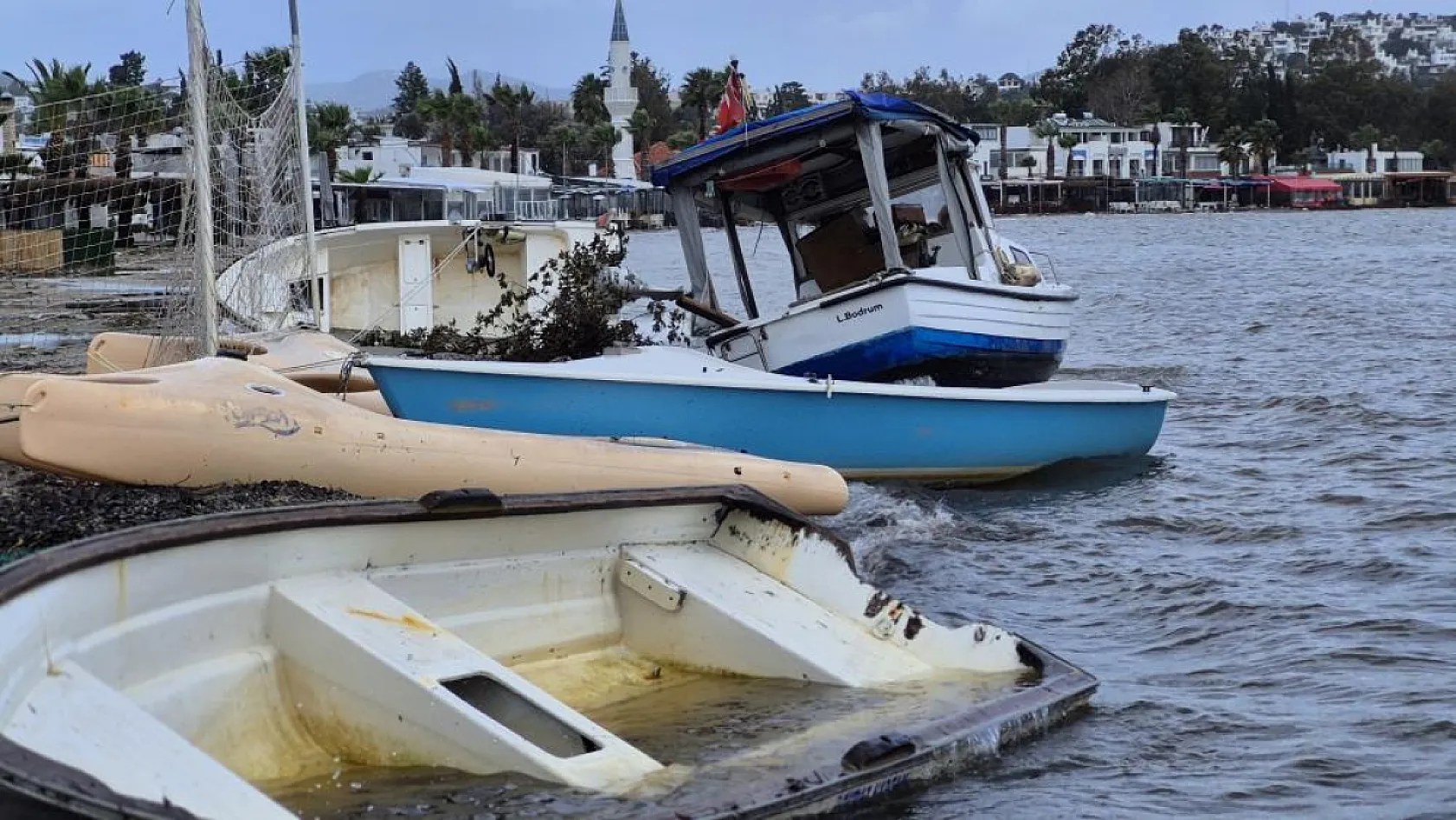 Bodrum'da tekneler kıyıya sürüklendi