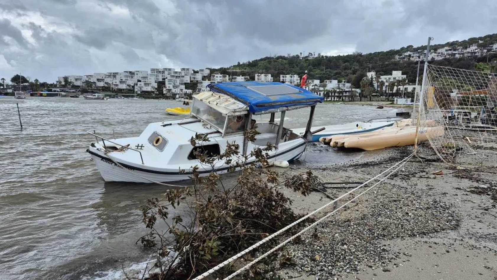 Bodrum'da tekneler kıyıya sürüklendi