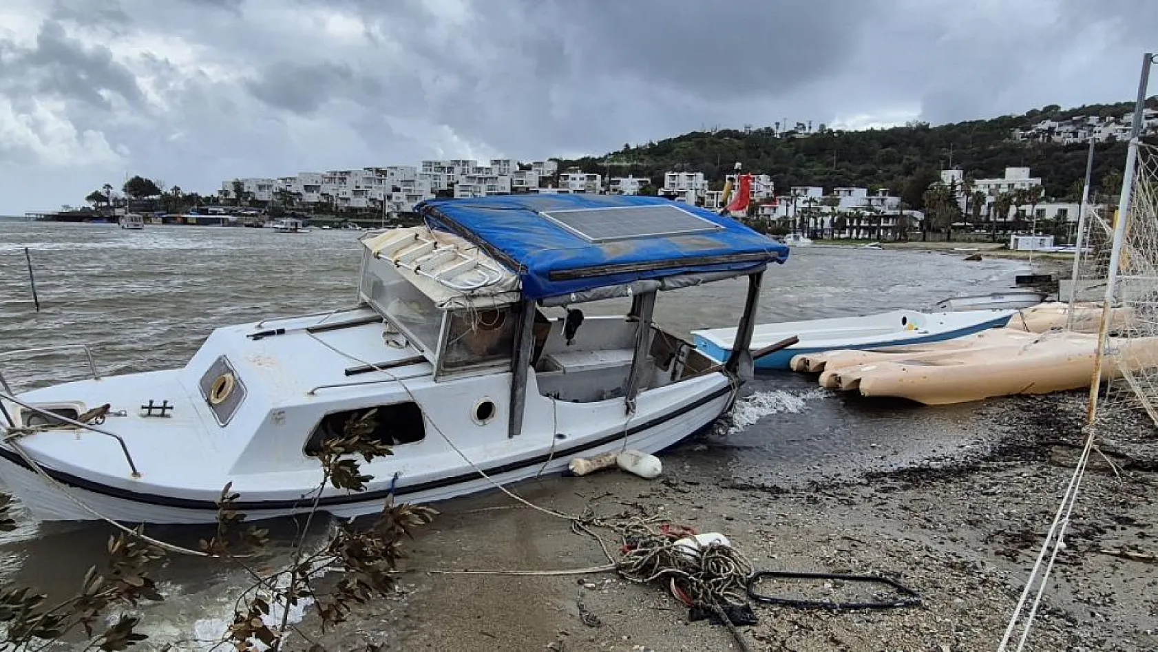 Bodrum'da tekneler kıyıya sürüklendi