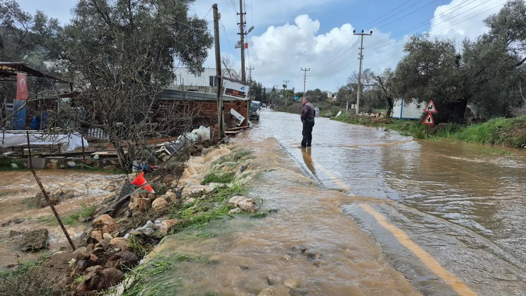 Bodrum'da tekneler kıyıya sürüklendi