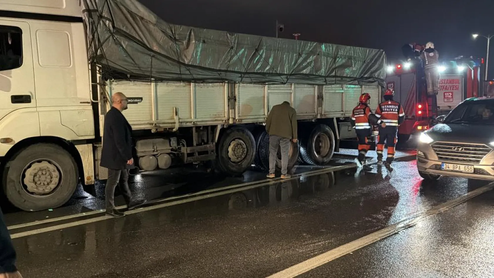 Feci kaza: Karşıya geçmek isteyen kadın kamyonun altında kaldı