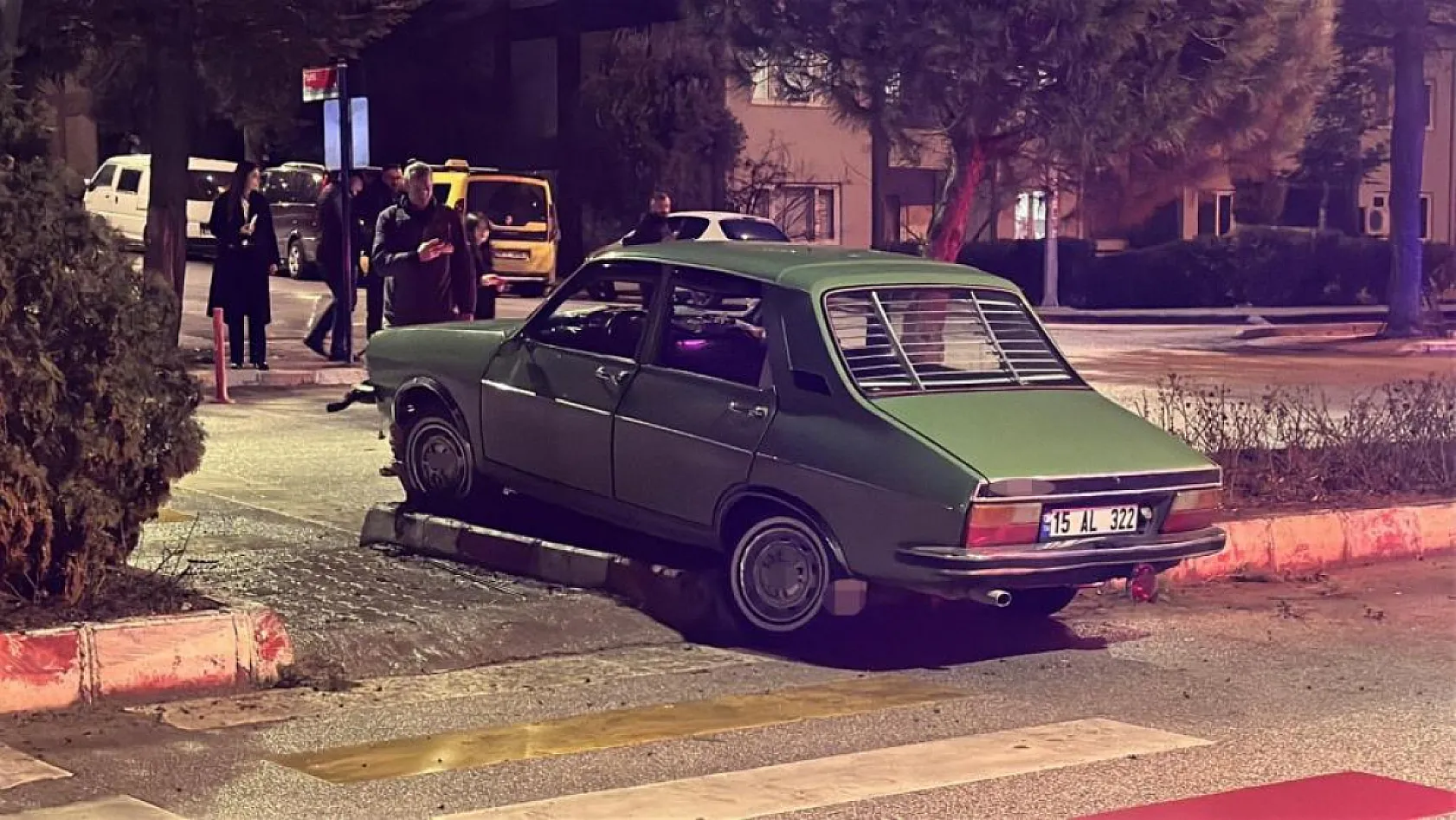 Otomobil yayalara çarptı: 3 yaralı