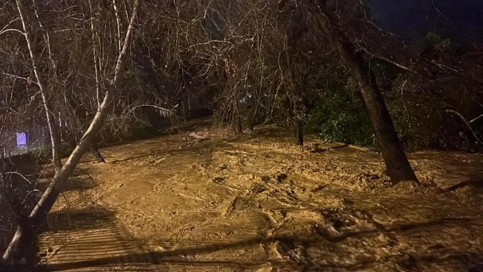 Alanya'da Oba çayı taştı, caddeler sular altında kaldı