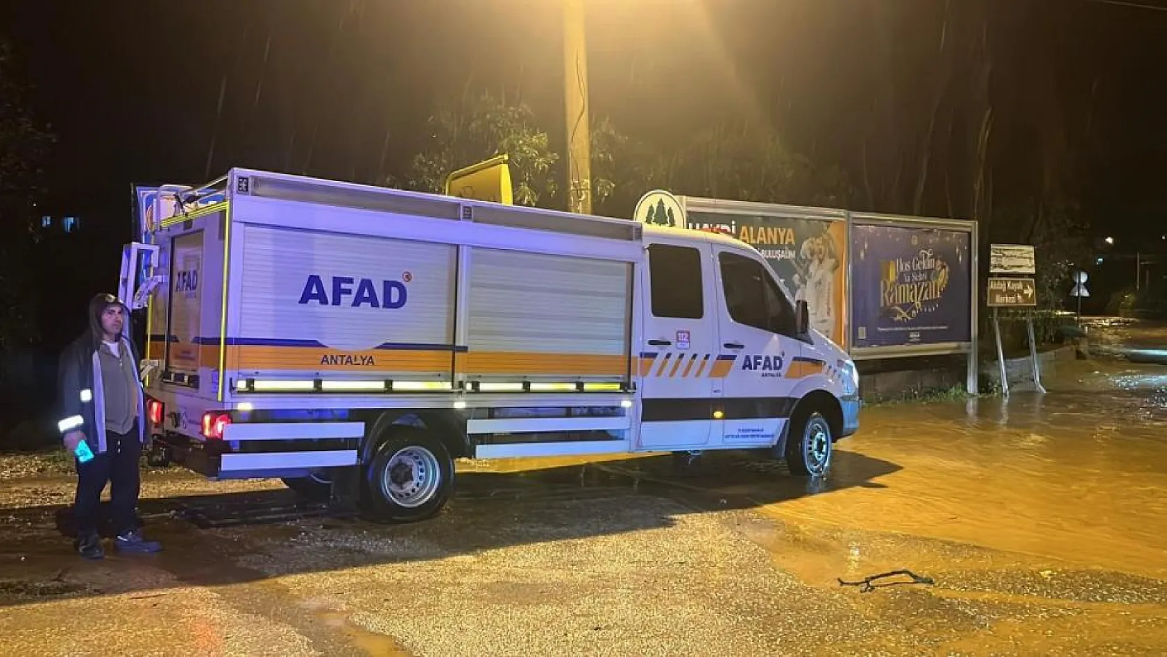 Alanya'da Oba çayı taştı, caddeler sular altında kaldı