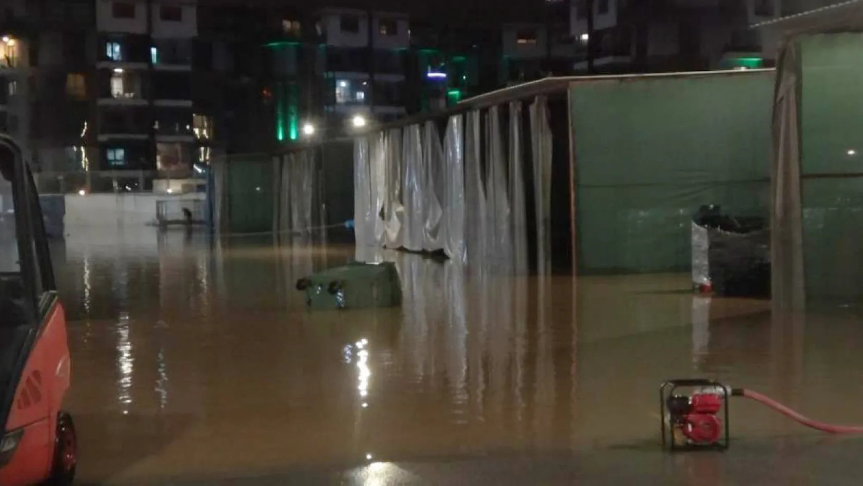 Alanya'da Oba çayı taştı, caddeler sular altında kaldı