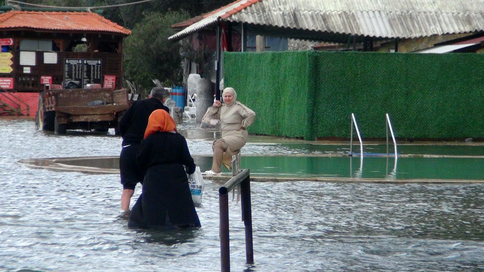 Köyceğiz'de kaplıca sular altında, vatandaşlar şifa peşinde