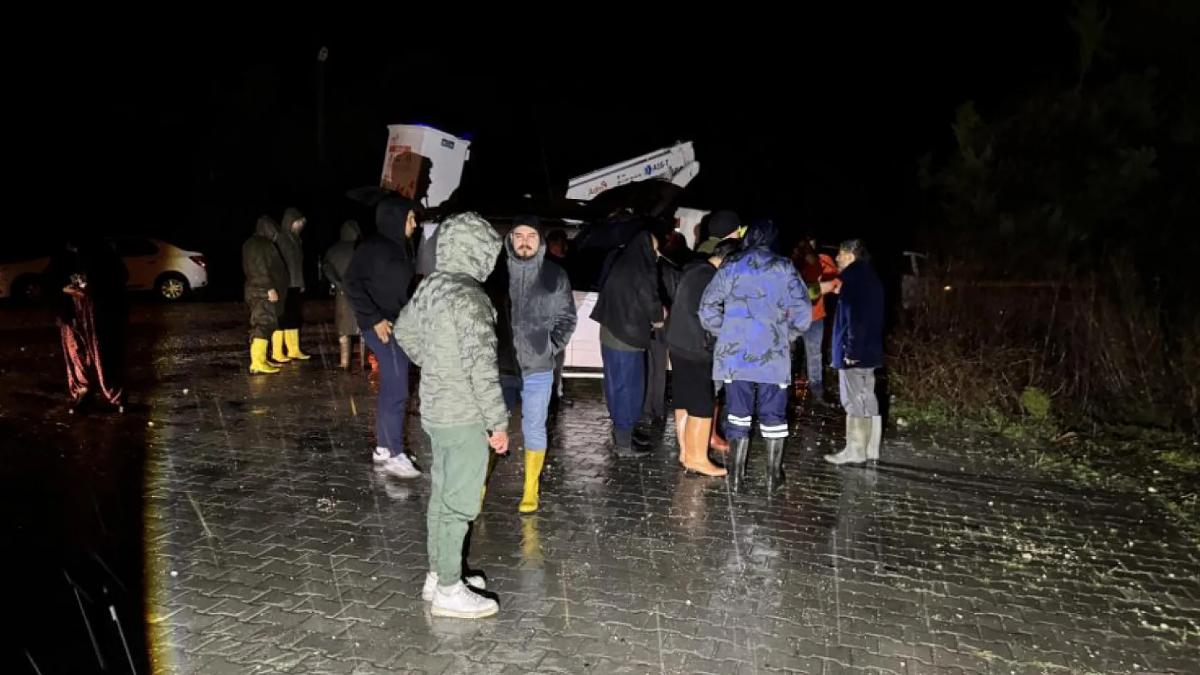 Seydikemer'de su baskını: Evler tahliye edildi