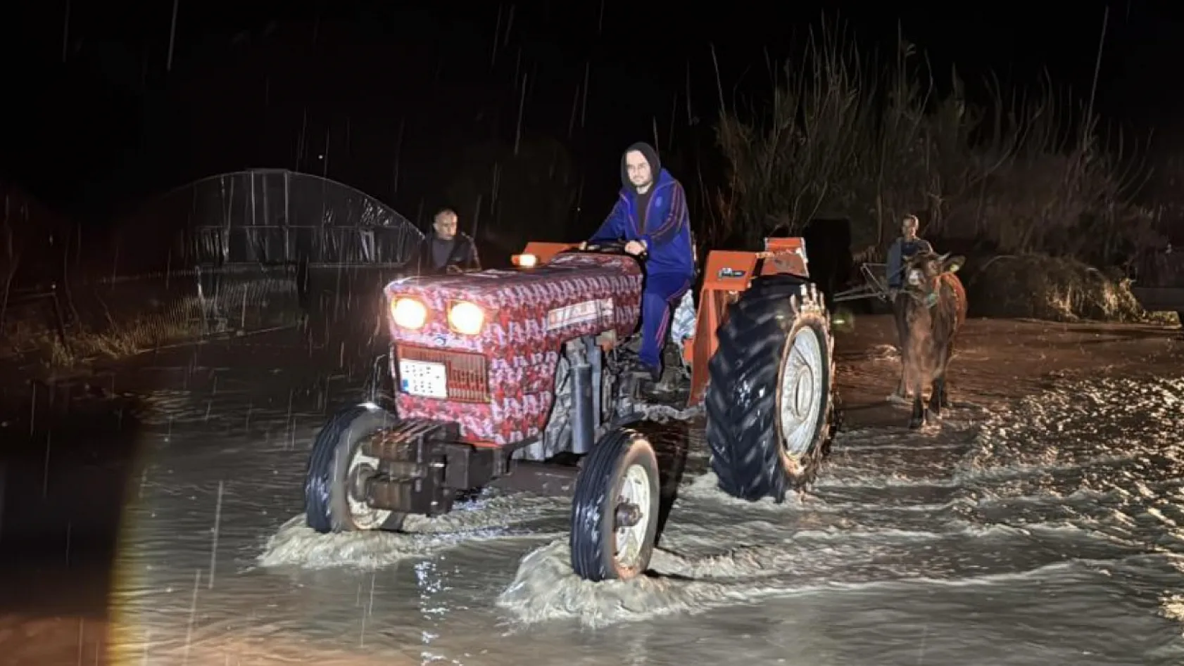 Seydikemer'de su baskını: Evler tahliye edildi
