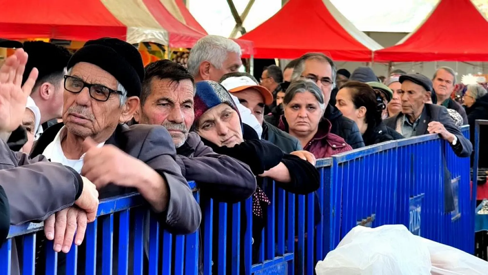 Muğla'da Karadeniz rüzgarı: 5 ton hamsi ikram edildi